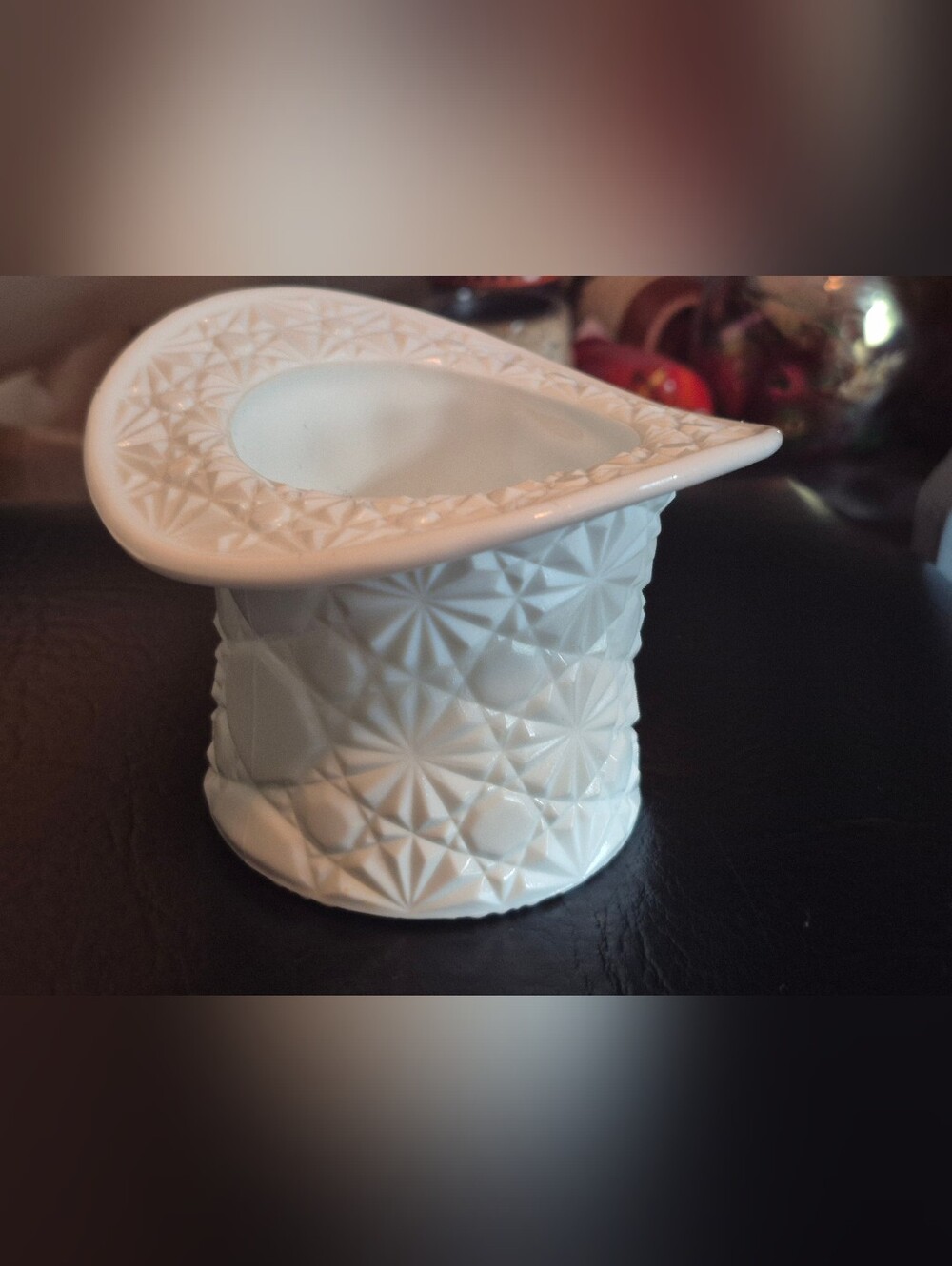 Fenton Milk Glass Daisy And Button Pattern Top Hat